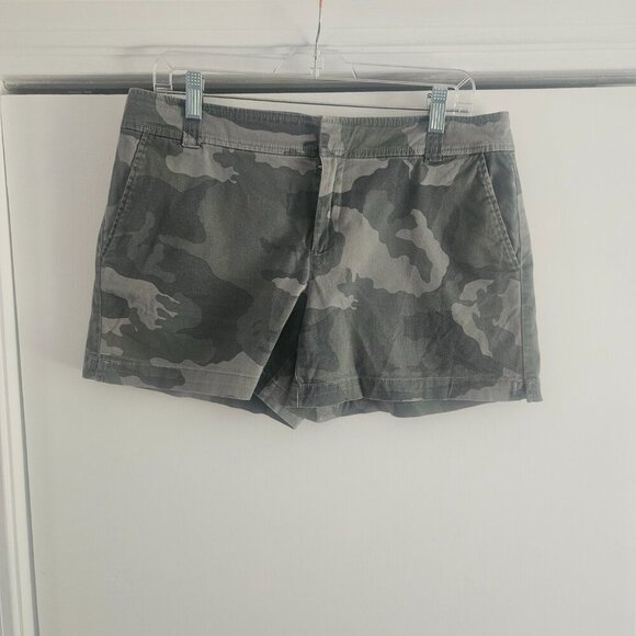 New York & Company SOHO Green Camo 8 Short - Picture 1 of 9
